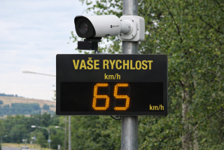 Ukazatel rychlosti vozidel s radarem do 200km/h